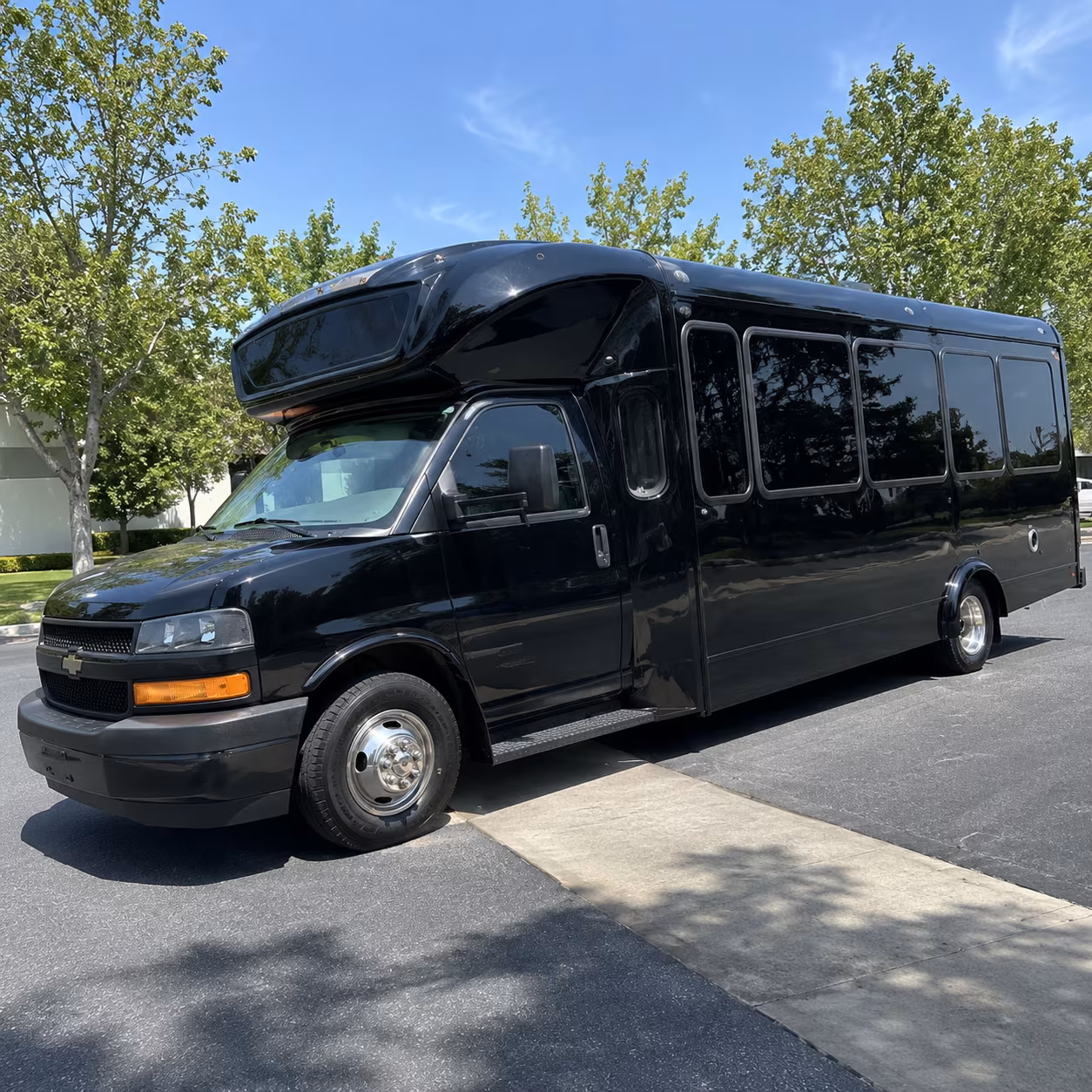 independence 15 passenger party bus